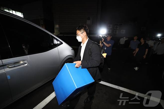 윤석열 전 대통령 배우자인 김건희 여사 의혹을 수사하는 민중기 특별검사팀이 3일 오후 서울 종로구 삼부토건 본사에서 압수수색을 마친 후 압수품이 담긴 박스를 들고 사무실을 나서고 있다. (공동취재) 2025.7.3/뉴스1 ⓒ News1 황기선 기자
