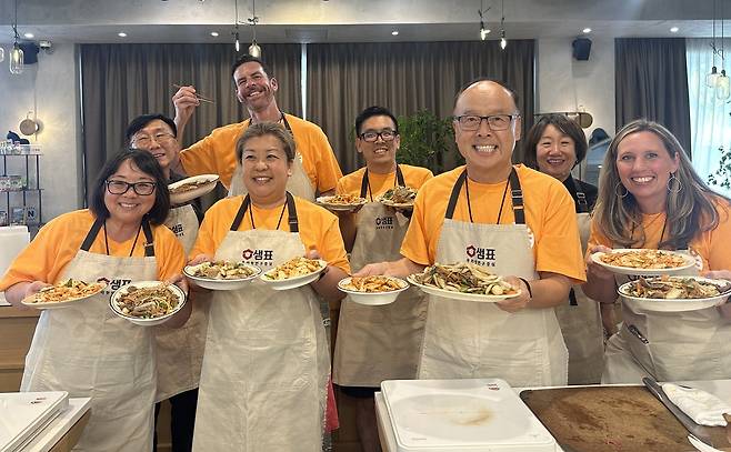 샘표 본사 1층 '우리맛공간'에서 한국어진흥재단과 함께 한국어를 제2외국어로 채택하거나 한국어반 신설을 고려 중인 미국 교장단이 한식 요리를 직접 체험했다.(샘표 제공)