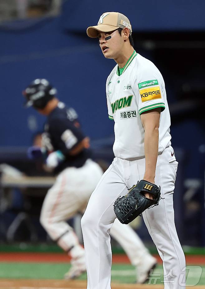4일 오후 서울 구로구 고척스카이돔에서 열린 프로야구 '2025 신한 SOL뱅크 KBO 리그' 한화 이글스와 키움 히어로즈의 경기, 키움 조영건이 9회초 1사 한화 노시환에게 역전 솔로홈런을 허용 후 아쉬워하고 있다. 2025.7.4/뉴스1 ⓒ News1 김진환 기자