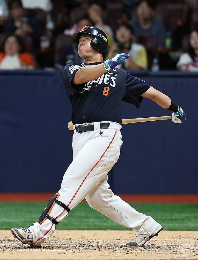 4일 오후 서울 구로구 고척스카이돔에서 열린 프로야구 '2025 신한 SOL뱅크 KBO 리그' 한화 이글스와 키움 히어로즈의 경기, 한화 노시환이 9회초 1사 역전 솔로홈런을 치고 있다. 2025.7.4/뉴스1 ⓒ News1 김진환 기자