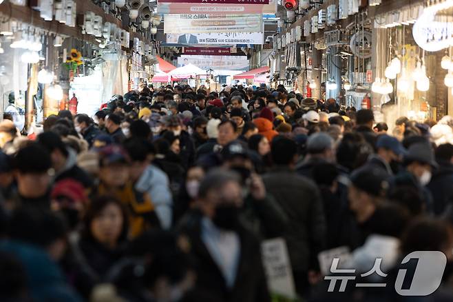 설 명절을 앞둔 26일 오후 서울 동대문구 청량리종합시장이 설 성수품 및 제수용품을 구매하려는 시민들로 북적이고 있다. 2025.1.26/뉴스1 ⓒ News1 이승배 기자