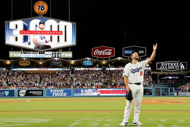 LOS ANGELES, CALIFORNIA - JULY 02: Clayton Kershaw #22 of the Los Angeles Dodgers celebrates after striking out Vinny Capra #41 of the Chicago White Sox during the sixth inning to record his 3,000th career strikeout at Dodger Stadium on July 02, 2025 in Los Angeles, California.   Ronald Martinez/Getty Images/AFP (Photo by RONALD MARTINEZ / GETTY IMAGES NORTH AMERICA / Getty Images via AFP)







<저작권자(c) 연합뉴스, 무단 전재-재배포, AI 학습 및 활용 금지>