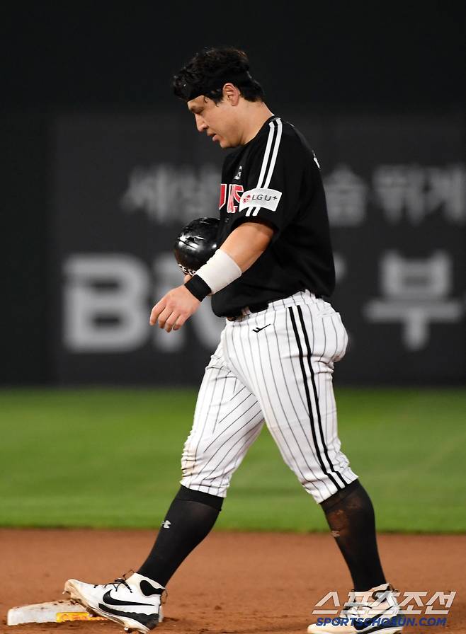 3일 부산 사직구장에서 열린 롯데 자이언츠와 LG 트윈스의 경기. 9회초 1사 1,2루 LG 천성호 우익수 뜬공 때 2루 주자 박동원이 귀루하지 못한 채 아웃되며 경기가 끝나고 있다. 부산=박재만 기자 pjm@sportschosun.com/2025.07.03/