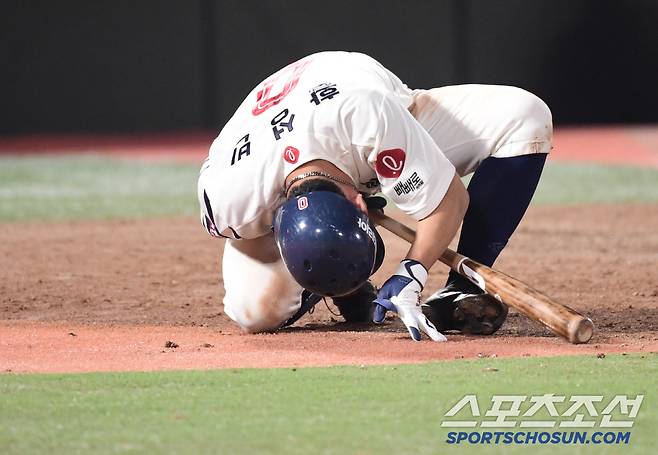 24일 부산 사직야구장에서 열린 롯데와 한화의 경기. 7회말 한화 김범수의 볼에 맞고 고통스러워하는 롯데 황성빈. 부산=송정헌 기자songs@sportschosun.com/2025.04.24/