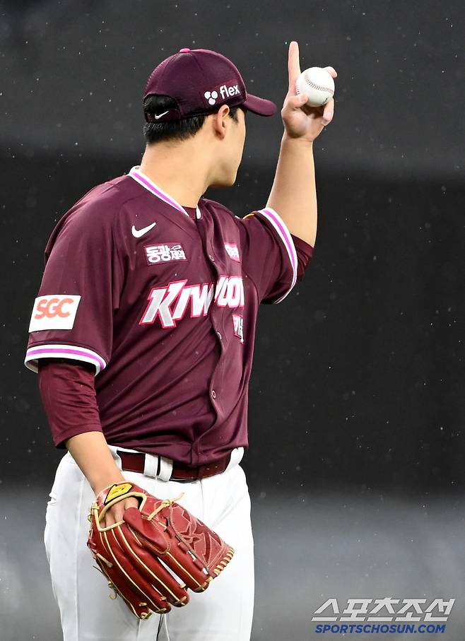 12일 대전 한화생명볼파크에서 열린 키움과 한화의 경기, 4회말 1사 1루 한화 채은성의 타구를 호수비로 잡아낸 키움 좌익수 푸이그에게 고마움을 전하는 키움 정현우의 모습. 대전=허상욱 기자wook@sportschosun.com/2025.04.12/