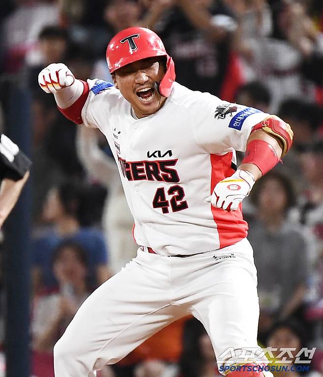 4일 광주 기아 챔피언스필드에서 열린 롯데-KIA전. 8회말 2사 만루 김태군이 2타점 역전 적시타를 친 후 환호하고 있다. 광주=정재근 기자 cjg@sportschosun.com/2025.7.4/