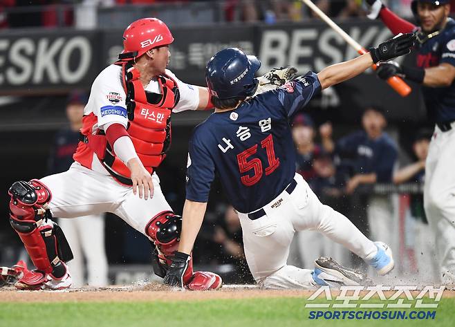4일 광주 기아 챔피언스필드에서 열린 롯데-KIA전. 7회초 1사 1, 2루 정훈의 2타점 적시타 때 나성범이 홈에서 김태군과 접전을 벌였다. 김태군과 나승엽이 심판을 바라보고 있다. 광주=정재근 기자 cjg@sportschosun.com/2025.7.4/
