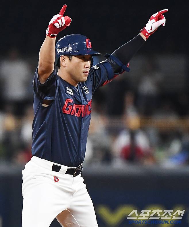 4일 광주 기아 챔피언스필드에서 열린 롯데-KIA전. 8회초 1사 1, 2루 전준우가 2타점 적시타를 친 후 환호하고 있다. 광주=정재근 기자 cjg@sportschosun.com/2025.7.4/