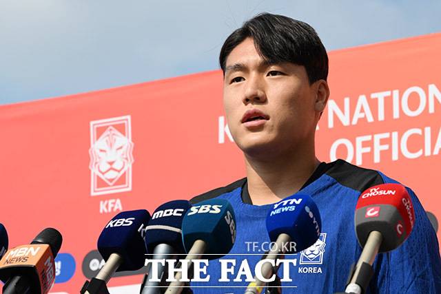 동아시아축구연맹(EAFF) E-1 챔피언십(동아시안컵)에 나서는 한국 남자 축구대표팀 공격수 이호재가 3일 오후 경기도 성남시 성남종합운동장에서 열린 첫 공식 훈련 전 기자회견에 참석해 취재진 질문에 답하고 있다. /성남종합운동장=남용희 기자