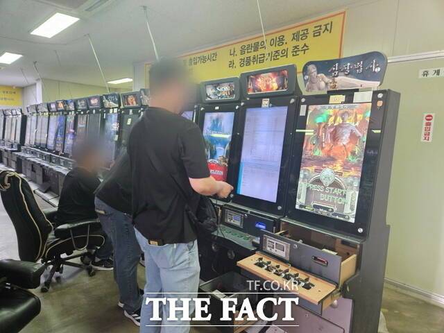 아산시는 성인 게임장과 불법 PC방을 중심으로 불법 행위에 대한 집중 점검을 실시했다. 사진은 불법 게임장 합동점검 모습./아산시