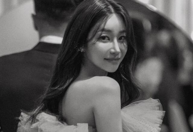 그룹 AOA 출신 유나가 작곡가 강정훈과 결혼한 지 1년 반 만에 임신 소식을 전해 많은 축하를 받고 있다. /유나 SNS