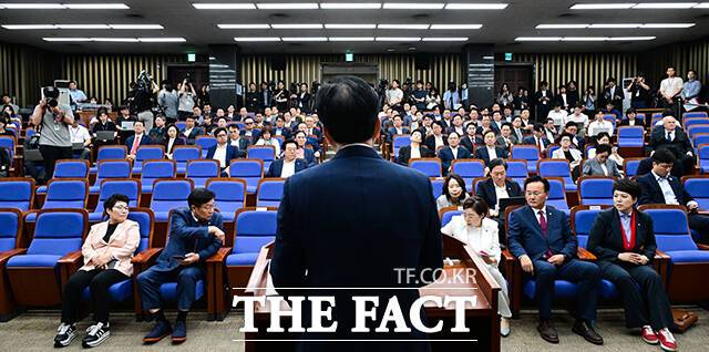 [더팩트ㅣ국회=남윤호 기자] 송언석 국민의힘 비상대책위원장 겸 원내대표가 4일 오전 서울 여의도 국회에서 열린 의원총회에 참석해 발언하고 있다.