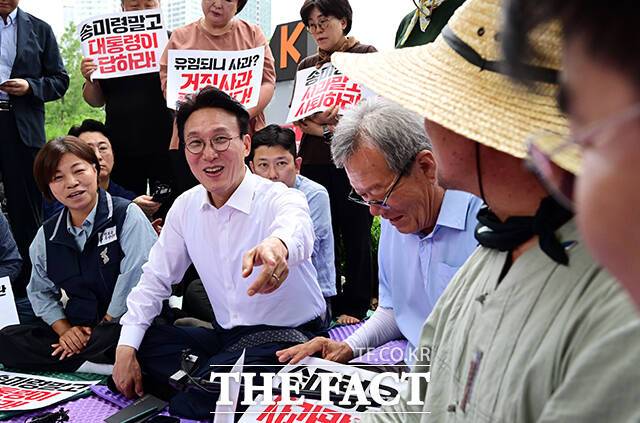 김민석 신임 국무총리(왼쪽 두 번째)가 첫 공식일정으로 4일 오전 서울 용산구 대통령실 앞 농민단체 항의 집회 현장을 찾아 대화중 미소 짓고 있다. /임영무 기자