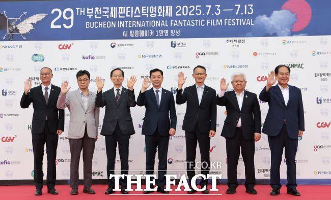 영화제 레드카펫에서 인사하는 교류도시 대표단. 오른쪽부터 김희수 전남 진도군수, 황인홍 무주군수, 송무경 충남 공주부시장, 김상영 강원 강릉부시장, 이제승 충북 옥천부군수, 박시홍 경북 봉화부군수, 황국환 경기 화성시 자치행정국장. /부천시