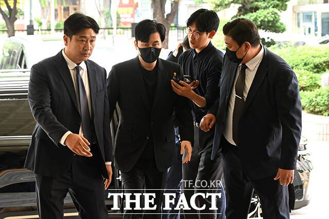 해외에서 명품 시계를 선물 받고 세관에 신고하지 않은 혐의로 기소된 양현석 YG엔터테인먼트 총괄 프로듀서(왼쪽 두 번째)가 4일 오후 서울 마포구 서울서부지방법원에서 열린 공판에 출석하고 있다. /장윤석 기자