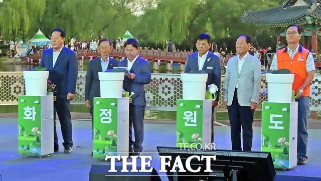 박정현 부여군수(왼쪽에서 3번째)가 4일 제23회 부여서동연꽃축제 전 열린 '역사 문화 정원도시 부여' 선포식에서 발언하고 있다. /김형중 기자