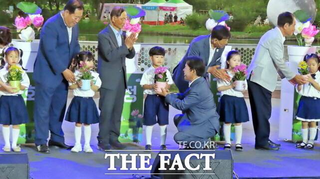 박정현 부여군수가 '역사 문화 정원도시 부여' 선포식에서 퍼포먼스를 하고 있다. /김형중 기자