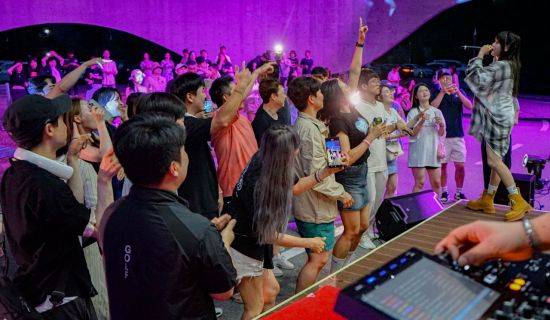 주말골퍼들이 작년 라비에벨 골프&리조트 듄스 코스에서 라운드 직후 EDM 축제를 즐기고 있다. 사진제공=라비에벨