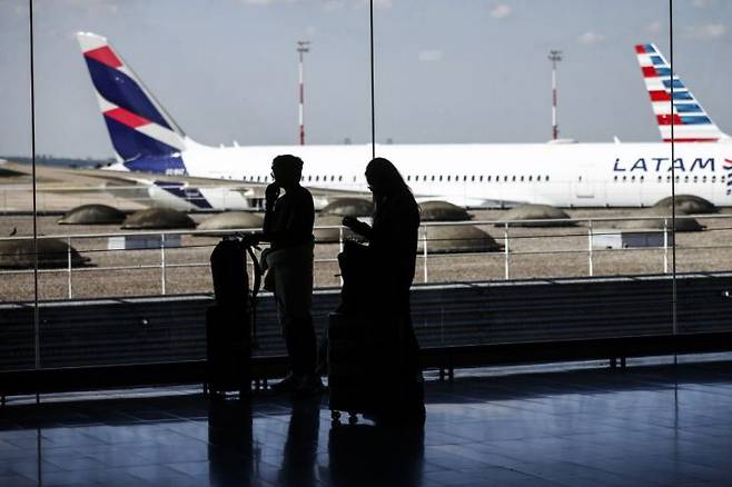 프랑스 항공관제사 파업이 시작된 3일(현지시간) 파리 샤를 드골 공항에서 승객들이 대기하고 있다. EPA연합뉴스