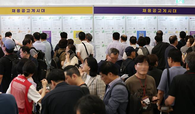 지난 1일 서울 중구 동대문디자인플라자(DDP)에서 열린 '서울시 중장년 일자리박람회 2025'에서 구직자들이 채용 게시판을 살펴보고 있다. /뉴스1