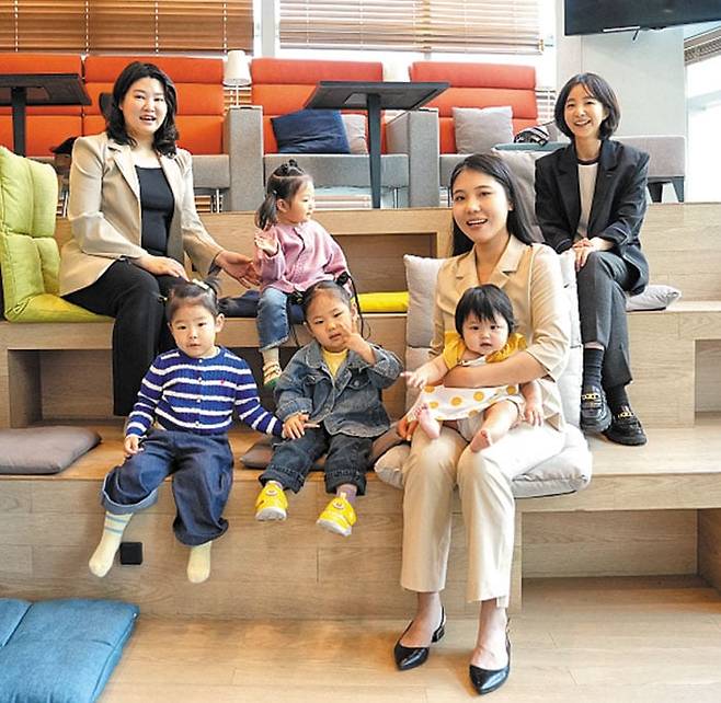 대웅제약은 직원 스스로 원하는 부서, 업무를 선택하는 제도를 통해 출산·육아휴직에서 복귀한 직원들이 경력 단절 고민 없이 자신의 커리어를 발전시킬 수 있도록 사내 역량을 집중하고 있다. 사진은 대웅제약 직원 김슬기(뒷줄 왼쪽), 강지은(뒷줄 오른쪽), 박보영(앞줄 오른쪽)씨가 서울 삼성동 대웅제약 본사 내 휴식 공간에서 자녀들과 함께 기념 촬영한 모습. /대웅제약