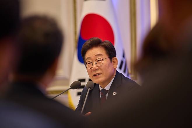 이재명 대통령이 3일 서울 청와대 영빈관에서 열린 ‘대통령의 30일, 언론이 묻고 국민에게 답하다’ 기자회견에서 질문에 답하고 있다./대통령실