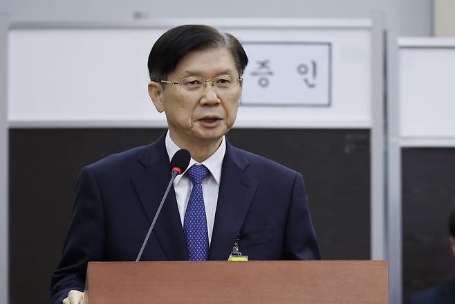 박종준 전 대통령 경호처장이 지난 2월 6일 오후 서울 여의도 국회에서 윤석열 정부의 비상계엄 선포를 통한 내란 혐의 진상규명 국정조사특별위원회 3차 청문회에 출석해 의원 질의에 답하고 있다./뉴스1