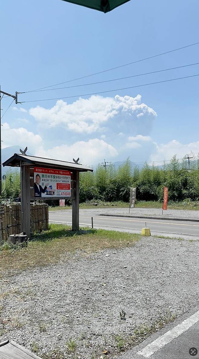 2일 일본 미야자키현 다카하루에서 바라본 신모에다케 화산에서 연기가 치솟고 있다. /로이터 연합뉴스