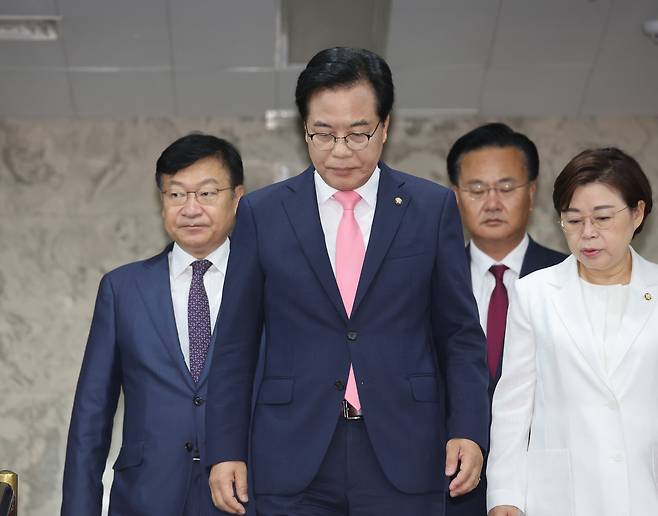 국민의힘 송언석 비상대책위원장 겸 원내대표가 4일 서울 여의도 국회에서 열린 원내대책회의에 참석하고 있다./연합뉴스