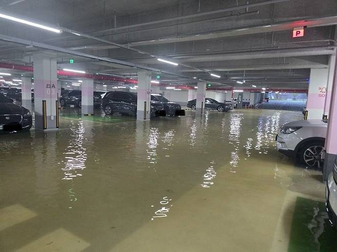 한 아파트 지하주차장에 누수가 발생해 침수피해가 발생한 모습. / 온라인 캡처