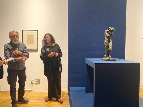 아르만도 피톨리리(좌) 보존전문가와, 시모나 바를톨레나(우) 큐레이터가 로댕의 조각 작품 ‘이브’ 앞에서 설명을 하고 있다(사진 이승연 기자).