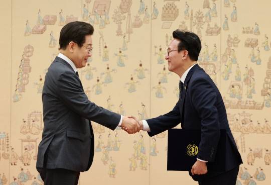 이재명 대통령, 김민석 총리 임명장 수여. 연합뉴스