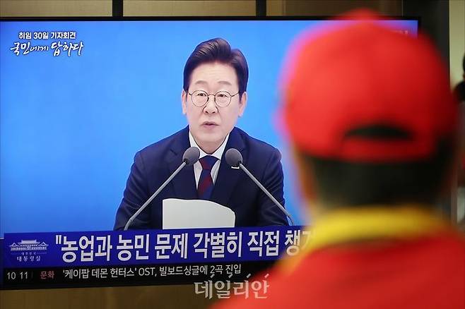 이재명 대통령의 취임 30일을 맞은 3일 오전 서울 용산구 서울역에서 시민들이 이 대통령의 취임 30일 기자회견 생중계를 지켜보고 있다. ⓒ데일리안 홍금표 기자