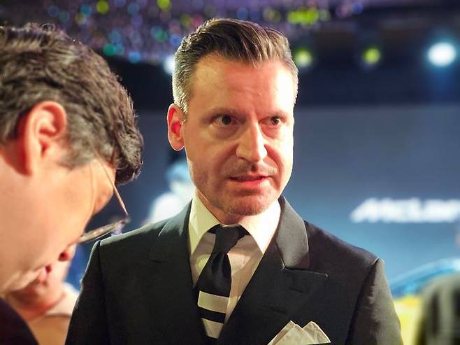 헨릭 빌헬름스마이어 맥라렌 오토모티브 CCO가 4일 서울 중구 반야트리 클럽앤스파서울 크리스탈볼룸에서 열린 ‘맥라렌 서울 리론칭 및 브랜드 10주년 기념 행사’에서 기자들의 질문에 답변하고 있다. ⓒ데일리안 정진주 기자