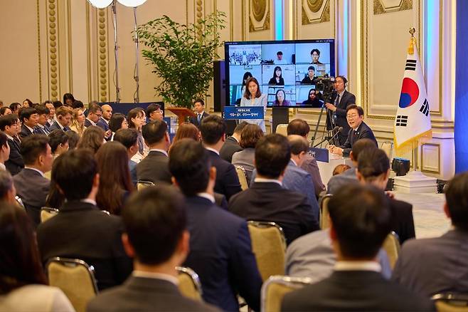 이재명 대통령이 3일 서울 종로구 청와대 영빈관에서 열린 취임 첫 공식 기자회견 ‘대통령의 30일, 언론이 묻고 국민에게 답하다’에 참석해 기자들의 질문에 답하고 있다. 2025.07.03. 대통령실 제공