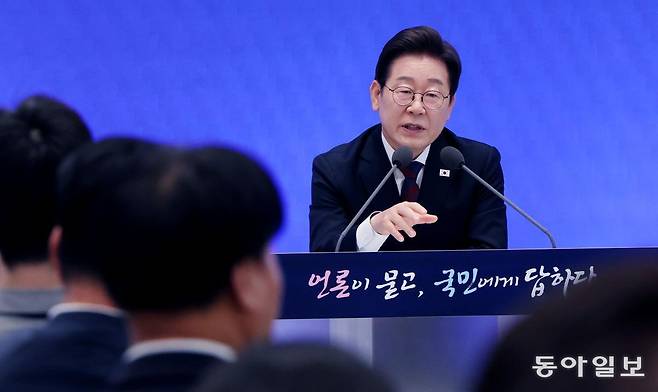 이재명 대통령이 3일 서울 종로구 청와대 영빈관에서 열린 취임 첫 공식 기자회견 ‘대통령의 30일, 언론이 묻고 국민에게 답하다’에 참석해 기자들의 질문에 답하고 있다. 2025.07.03. 송은석 기자 silverstone@donga.com