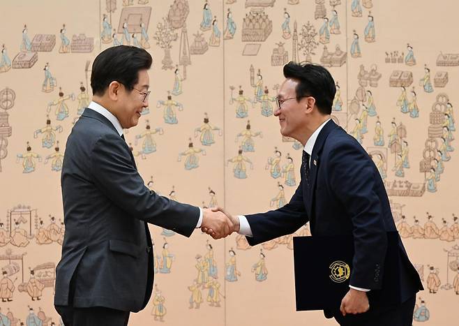 이재명 대통령이 4일 서울 용산 대통령실청사에서 김민석 국무총리에게 임명장을 수여하고 있다. 2025.07.04 대통령실사진기자단