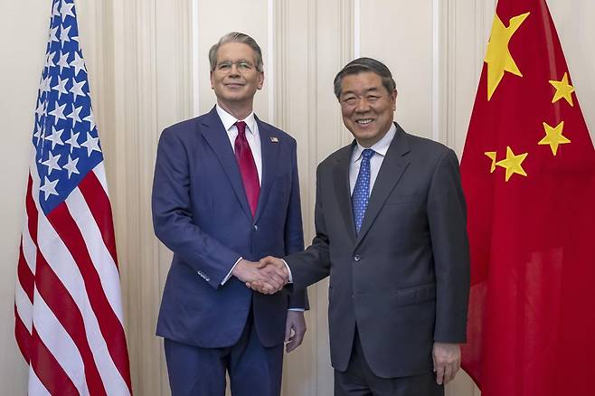 스콧 베선트 미 재무장관(왼쪽)이 5월 10일 스위스 제네바에서 열린 미-중 회담에서 허리펑(何立峰) 중국 부총리와 악수하고 있다. AP뉴시스