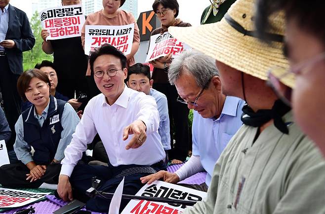 김민석 국무총리가 4일 오전 서울 용산구 대통령실 앞 농민단체 항의 집회 현장을 찾아 농민들과 대화하고 있다. 사진공동취재
