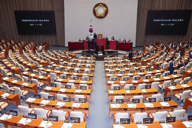 문진석 더불어민주당, 유상범 국민의힘 원내수석부대표가 4일 오후 서울 여의도 국회 본회의장에서 우원식 의장과 대화하고 있다. 2025.7.4 뉴스1