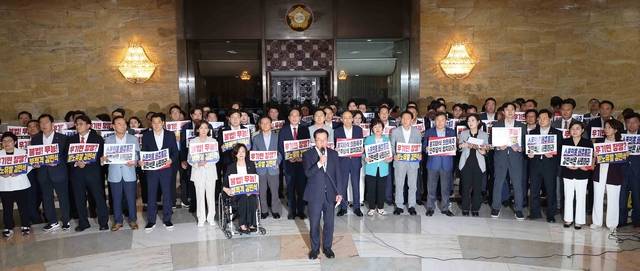 국민의힘 의원들이 본회의가 열리고 있는 3일 국회 로텐더홀에서 김민석 국무총리 후보자 임명동의안의 본회의 통과를 규탄하고 있다. [연합뉴스]