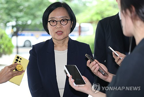 한성숙 중소벤처기업부 장관 후보자가 26일 서울 영등포구 중소기업기술정보진흥원 수도권평가실에 마련된 인사청문회 준비 사무실로 출근하며 취재진 질문에 답하고 있다.   [연합뉴스 자료사진]