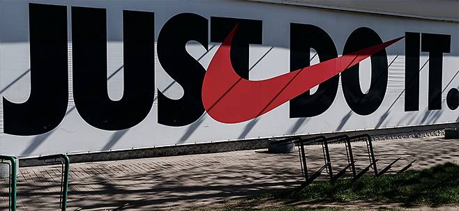 ‘저스트 두 잇(Just Do It)’ 슬로건이 적혀있는 나이키 매장. /셔터스톡