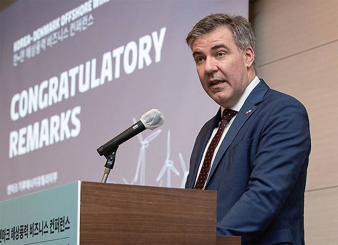 라스 아가드 덴마크 기후에너지유틸리티부 장관이 2024년 3월 6일 서울 여의도 한국경제인협회 콘퍼런스센터에서 열린 한국·덴마크 해상 풍력 비즈니스 콘퍼런스에서 축사하고 있다. 덴마크는 기후변화와 에너지 공급 정책을 동시에 담당하는 기후에너지유틸리티부를 2015년부터 운영 중이다. /뉴스1