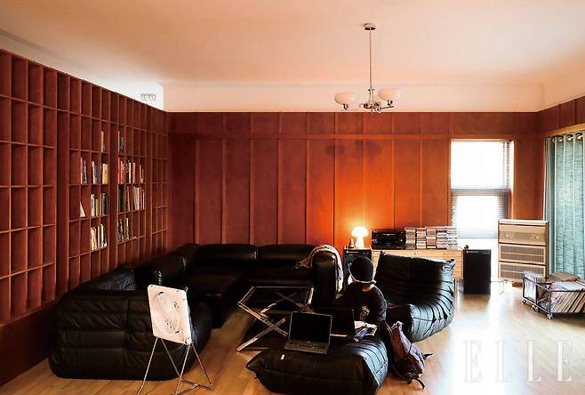 1층의 공동 작업공간은 직원들이 자유롭게 일하고 영감을 나눌 수 있도록 집 안 거실처럼 꾸몄다.