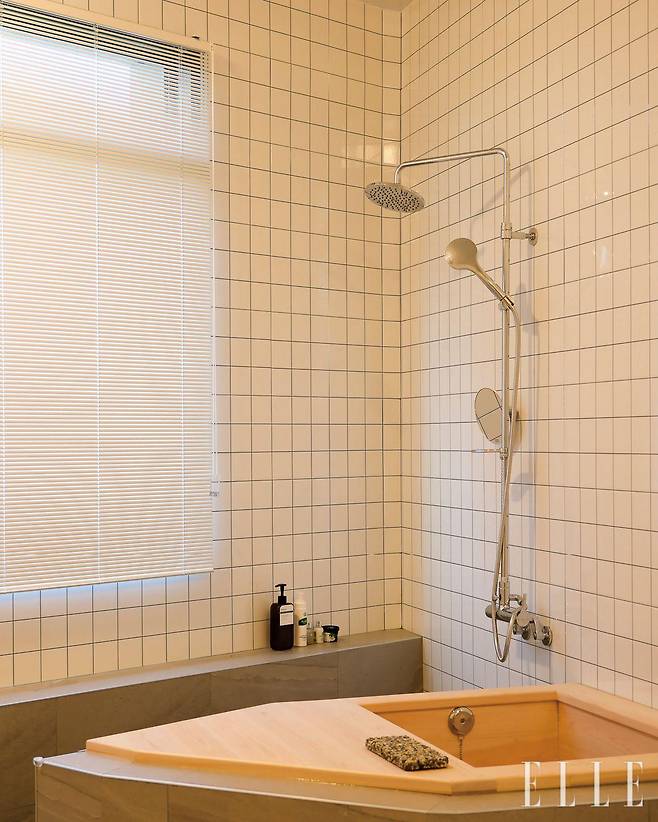 욕조는 다각형 공간의 형태를 그대로 따랐다. 기능과 조형 사이의 긴장을 유연하게 풀어주고, 직관적인 즐거움을 담았다.