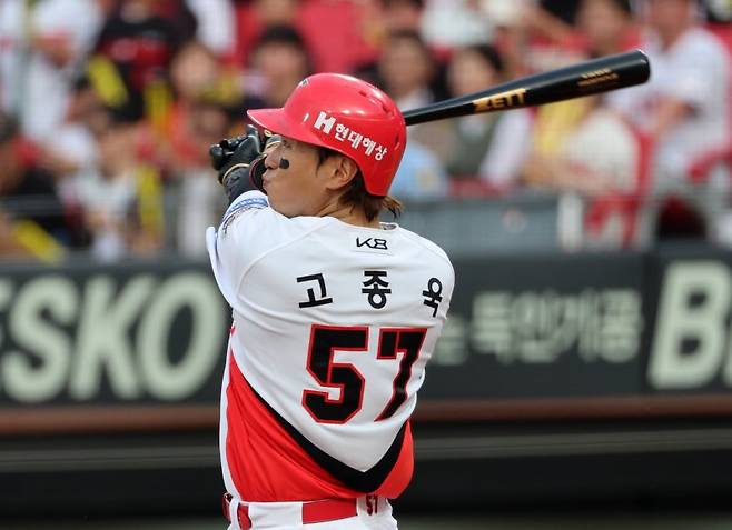 2일 광주기아챔피언스필드에서 열린 프로야구 SSG 랜더스와 KIA 타이거즈의 경기. KIA 고종욱이 2회말에 타격하고 있다. 연합뉴스