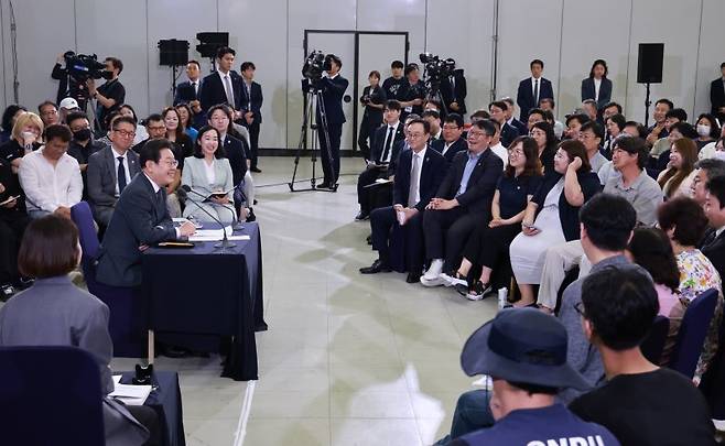 이재명 대통령이 4일 대전컨벤션센터에서 타운홀 미팅 형식으로 '국민소통 행보 2탄, 충청의 마음을 듣다' 간담회를 하고 있다. 사진=연합뉴스