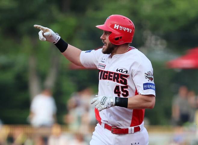 최준용에게 투런홈런을 때려내며 분위기를 살린 위즈덤.뉴시스