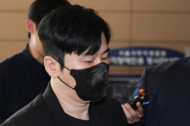 양현석 YG엔터테인먼트 총괄 프로듀서가 4일 오후 서울 마포구 서부지방법원에서 열린 관세법 위반 혐의 공판에 출석하고 있다. 양현석은 2014년 싱가포르에서 스위스 고가 명품 시계 2개를 업체로부터 받아 세관에 신고하지 않고 국내에 반입한 혐의를 받는다. 사진=뉴스1